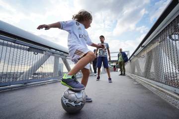 梅西谢幕，阿迪过节，耐克回家（配图示意）